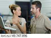 indignant worker showing laptop screen to colleague. Стоковое фото, агентство Ingram Publishing / Фотобанк Лори