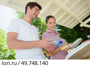 a couple is washing up dishes. Стоковое фото, агентство Ingram Publishing / Фотобанк Лори