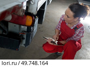 heavy goods vehicle mechanic using tablet. Стоковое фото, агентство Ingram Publishing / Фотобанк Лори