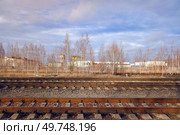 Железнодорожные пути и заводские цеха в городе Ряжск, Рязанская область. Солнечный весенний день. Стоковое фото, фотограф Александр Кузнецов / Фотобанк Лори