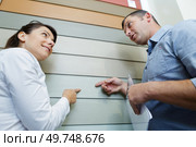 woman chooses the interior wood for a house. Стоковое фото, агентство Ingram Publishing / Фотобанк Лори