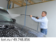 middle age man washing his car. Стоковое фото, агентство Ingram Publishing / Фотобанк Лори