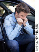 miserable man sitting in parked car. Стоковое фото, агентство Ingram Publishing / Фотобанк Лори