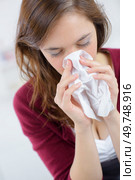 a young woman is sneezing. Стоковое фото, агентство Ingram Publishing / Фотобанк Лори