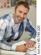 happy man in the office. Стоковое фото, агентство Ingram Publishing / Фотобанк Лори