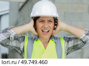 engineer construction worker woman covering ears ignoring loud noise. Стоковое фото, агентство Ingram Publishing / Фотобанк Лори