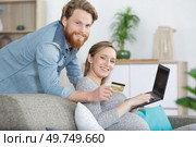 happy pregnant woman and man grinning and using laptop. Стоковое фото, агентство Ingram Publishing / Фотобанк Лори