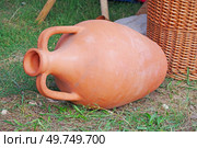 Древнегреческая амфора на траве. Ancient greek amphora. Стоковое фото, фотограф Татьяна Д / Фотобанк Лори
