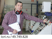 portrait of shoemaker standing with arms crossed in workshop. Стоковое фото, агентство Ingram Publishing / Фотобанк Лори