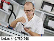Man reading instructions for electrical appliance. Стоковое фото, агентство Ingram Publishing / Фотобанк Лори