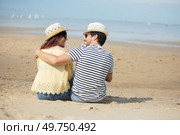 backs of serene couple sitting on sandy shore. Стоковое фото, агентство Ingram Publishing / Фотобанк Лори