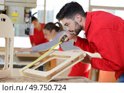 man measuring window prior to installation. Стоковое фото, агентство Ingram Publishing / Фотобанк Лори