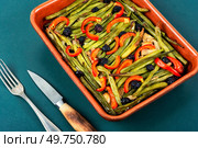 Vegetable pie with green or bush beans or cowpeas and bell peppers in baking dish. Healthy eating. Vegetarian bush beans pie or quiche. Стоковое фото, агентство Ingram Publishing / Фотобанк Лори