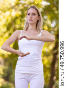 woman practicing tai chi quan in the park. Стоковое фото, агентство Ingram Publishing / Фотобанк Лори