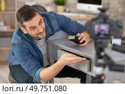 vlogger recording computer repair on camera for vlog blog. Стоковое фото, агентство Ingram Publishing / Фотобанк Лори