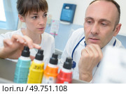 doctor choosing medicines at pharmacy. Стоковое фото, агентство Ingram Publishing / Фотобанк Лори