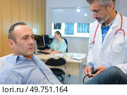 stressed patient during an health exam with a doctor. Стоковое фото, агентство Ingram Publishing / Фотобанк Лори