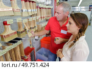 assistant seller help female client choosing brush. Стоковое фото, агентство Ingram Publishing / Фотобанк Лори