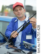 woker changing windscreen wiper on a car. Стоковое фото, агентство Ingram Publishing / Фотобанк Лори