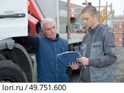 lorry driver and man holding clipboard. Стоковое фото, агентство Ingram Publishing / Фотобанк Лори