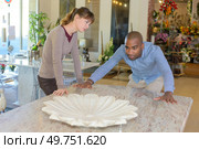 Couple looking at marble table. Стоковое фото, агентство Ingram Publishing / Фотобанк Лори