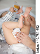 mother creams the buttocks of an infant. Стоковое фото, агентство Ingram Publishing / Фотобанк Лори