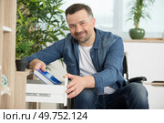 man doing tidying up at home. Стоковое фото, агентство Ingram Publishing / Фотобанк Лори