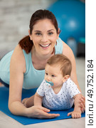 young mother exercising together with her baby. Стоковое фото, агентство Ingram Publishing / Фотобанк Лори