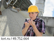female worker holding stones in quarry. Стоковое фото, агентство Ingram Publishing / Фотобанк Лори