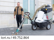 dustman working with exhauster. Стоковое фото, агентство Ingram Publishing / Фотобанк Лори