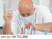 mature lab technician doing medical research. Стоковое фото, агентство Ingram Publishing / Фотобанк Лори