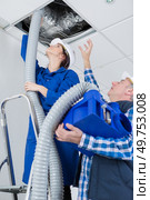 young female electrician with mentor. Стоковое фото, агентство Ingram Publishing / Фотобанк Лори