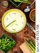 Soup with white and green asparagus. Vegan, vegetarian eating, dieting, healthy food. Vegan asparagus soup. Стоковое фото, агентство Ingram Publishing / Фотобанк Лори