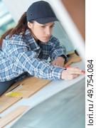 female floor installer marking the area. Стоковое фото, агентство Ingram Publishing / Фотобанк Лори