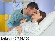 husband supporting his wife during contractions. Стоковое фото, агентство Ingram Publishing / Фотобанк Лори