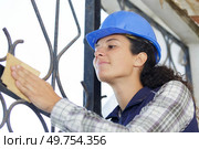worker using vibrating sander machine. Стоковое фото, агентство Ingram Publishing / Фотобанк Лори