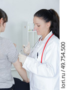 a doctor injecting patients hand. Стоковое фото, агентство Ingram Publishing / Фотобанк Лори
