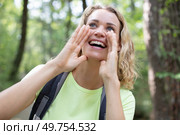 young woman screams in the forest. Стоковое фото, агентство Ingram Publishing / Фотобанк Лори