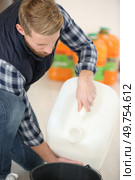 pest control contractor transfering liquids. Стоковое фото, агентство Ingram Publishing / Фотобанк Лори