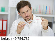 man working with liquids in lab. Стоковое фото, агентство Ingram Publishing / Фотобанк Лори