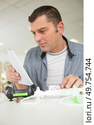 man reading the vblog instructions. Стоковое фото, агентство Ingram Publishing / Фотобанк Лори