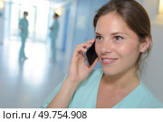 nurse having a conversation on the cellular phone. Стоковое фото, агентство Ingram Publishing / Фотобанк Лори