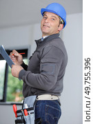 man builder in hardhats taking notes on clipboard. Стоковое фото, агентство Ingram Publishing / Фотобанк Лори