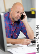 man having trouble with his priorities. Стоковое фото, агентство Ingram Publishing / Фотобанк Лори
