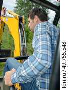 portrait of a man controlling digger bucket. Стоковое фото, агентство Ingram Publishing / Фотобанк Лори