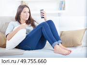 woman and worrying text message. Стоковое фото, агентство Ingram Publishing / Фотобанк Лори