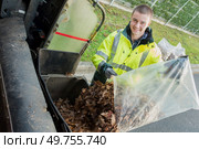 portrait of dustman collecting leaves. Стоковое фото, агентство Ingram Publishing / Фотобанк Лори