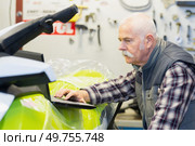 portrait of senior testing a motorbike. Стоковое фото, агентство Ingram Publishing / Фотобанк Лори