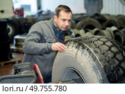mechanic inspecting hgv tyre. Стоковое фото, агентство Ingram Publishing / Фотобанк Лори