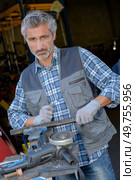 portrait of a worker posing seriously. Стоковое фото, агентство Ingram Publishing / Фотобанк Лори